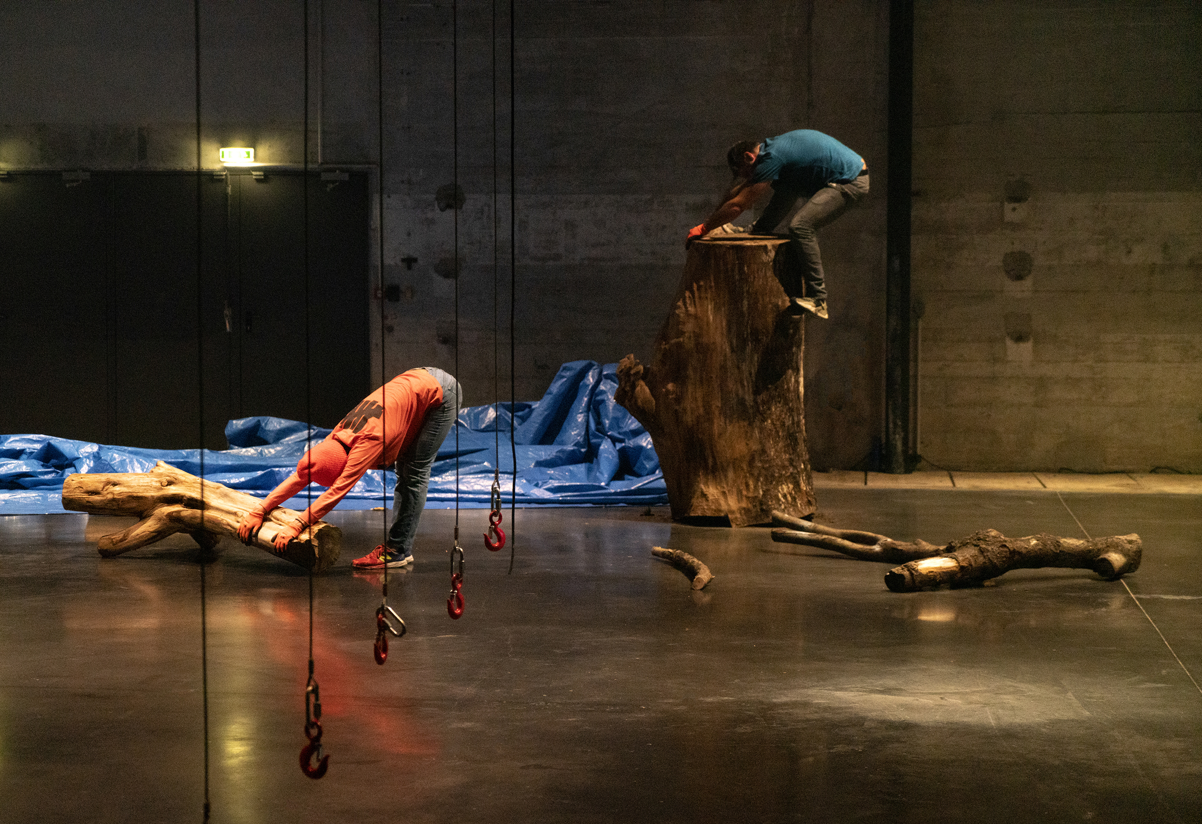 Jocelyn Cottencin & Emmanuelle Huynh / Plateforme Múa, Nous venons de trop loin pour oublier qui nous sommes, 2019. Performance au LiFE, Saint-Nazaire, programmation hors les murs du Grand Café – centre d’art contemporain. © Jocelyn Cottencin, ADAGP, Paris, 2019. Photographie Marc Domage. Jocelyn Cottencin & Emmanuelle Huynh / Plateforme Múa, Nous venons de trop loin pour oublier qui nous sommes, 2019. Performance au LiFE, Saint-Nazaire, programmation hors les murs du Grand Café – centre d’art contemporain. © Jocelyn Cottencin, ADAGP, Paris, 2019. Photographie Marc Domage.