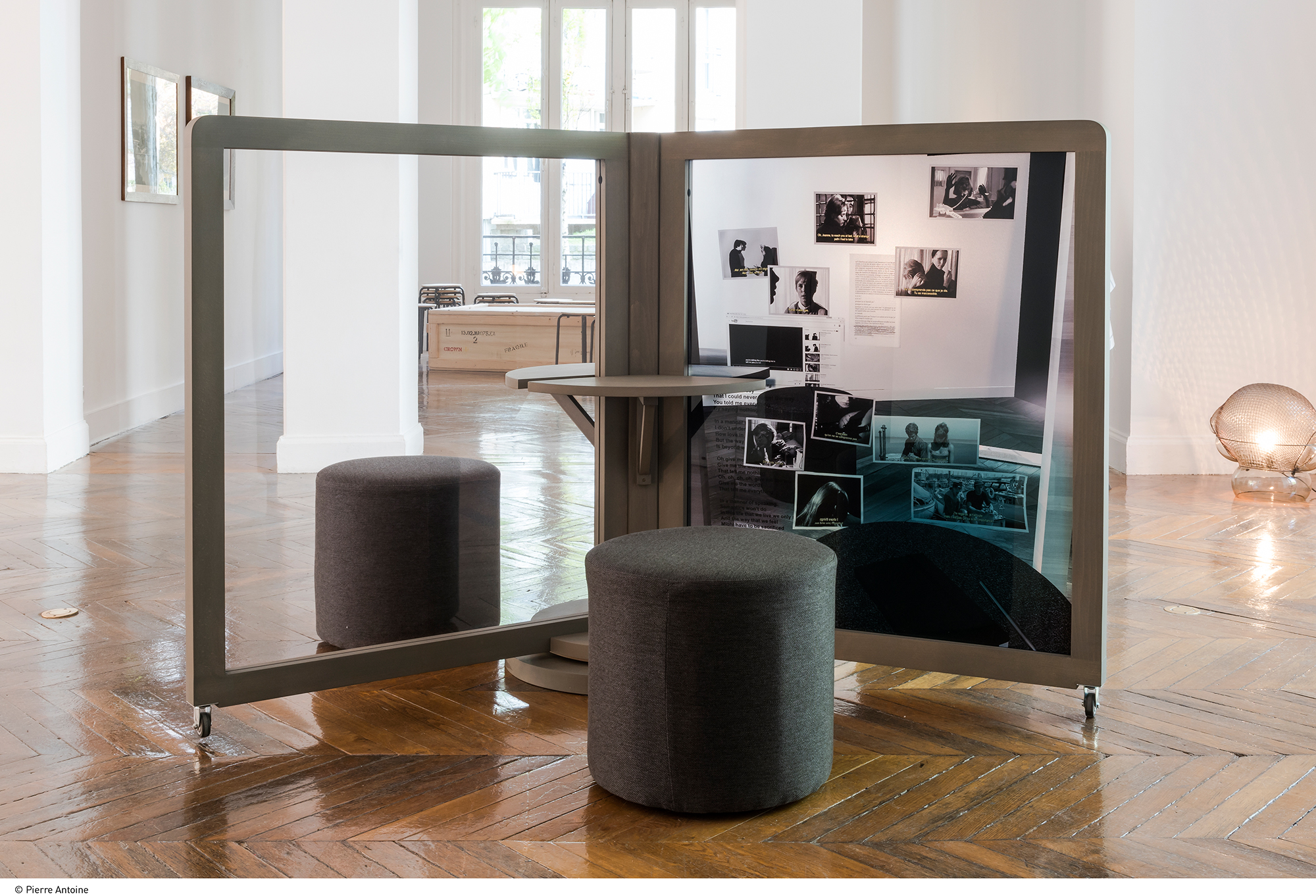 Sébastien Rémy Tant que je vous parle ce n’est pas une frontière, depuis 2017 Structure en bois, impressions sur plexiglas, poufs, carnets, conversations à durées variables 213 × 213 × 123 cm Co-production : CAC Brétigny et La Galerie, centre d’art contemporain. Ce projet a été sélectionné par la commission mécénat de la Fondation Nationale des Arts Graphiques et Plastiques qui lui a apporté son soutien Courtesy de l’artiste Photo Pierre Antoine Sébastien Rémy Tant que je vous parle ce n’est pas une frontière, depuis 2017 Structure en bois, impressions sur plexiglas, poufs, carnets, conversations à durées variables 213 × 213 × 123 cm Co-production : CAC Brétigny et La Galerie, centre d’art contemporain. Ce projet a été sélectionné par la commission mécénat de la Fondation Nationale des Arts Graphiques et Plastiques qui lui a apporté son soutien Courtesy de l’artiste Photo Pierre Antoine