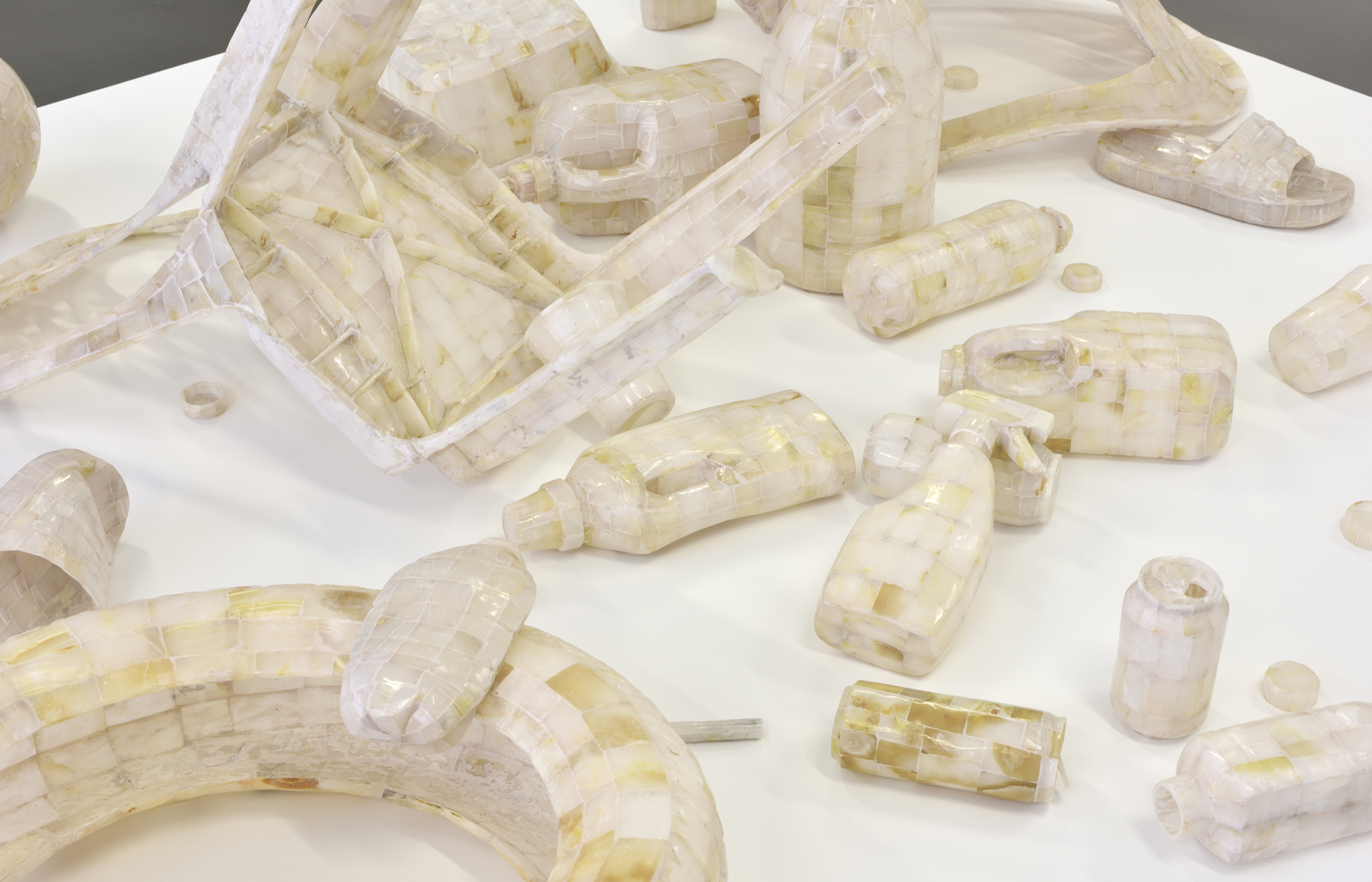 Théo Mercier Marée blanche, 2021 Onyx blanc 280 x 180 x 180 cm Courtesy de l'artiste et galerie mor charpentier, Paris Photo Rebecca Fanuele © Le Portique centre régional d'art contemporain du Havre Théo Mercier Marée blanche, 2021 Onyx blanc 280 x 180 x 180 cm Courtesy de l'artiste et galerie mor charpentier, Paris Photo Rebecca Fanuele © Le Portique centre régional d'art contemporain du Havre