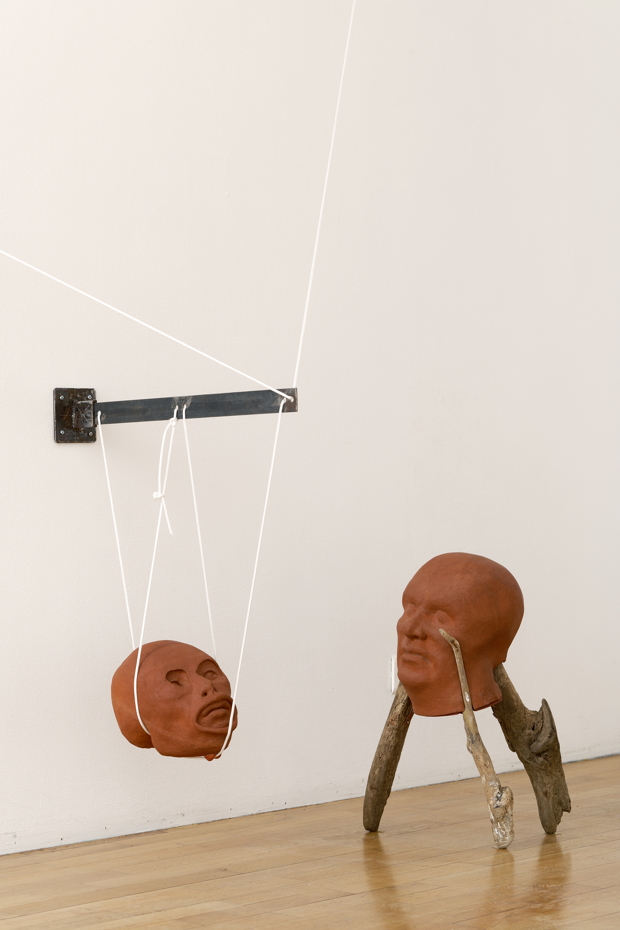 Patricia Belli, Diálogo, céramique, métal, corde en nylon, bois flotté, 2019. Exposition : Patricia Belli, Ser, sin serlo, Villa Vassilieff, Paris, 2019 Photo : Aurélien Mole. Patricia Belli, Diálogo, céramique, métal, corde en nylon, bois flotté, 2019. Exposition : Patricia Belli, Ser, sin serlo, Villa Vassilieff, Paris, 2019 Photo : Aurélien Mole.