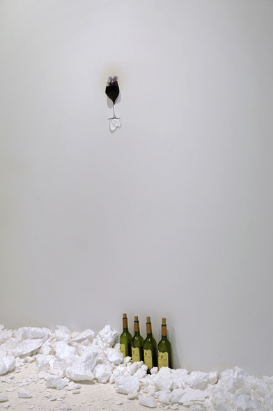 Michel Blazy, Mur qui boit du vin, 2014. Verre incrusté dans le mur, vin © Michel Blazy et galerie Art:Concept, Paris