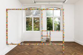 Edit Oderbolz, Floorplan, 2018. Bois, laque, verre, transparents. 337 × 262 × 5,5 cm. Courtesy de l'artiste. Photo A. Mole.