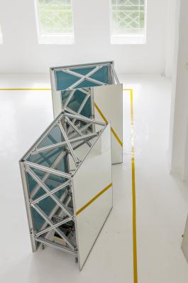 Jean-Luc Moulène, Cosmo 1 et 2, 2017, deux mobiles, miroirs, moteurs, automates, capteurs, structure métallique, 180 x 120 x 80 cm. Courtesy galerie Chantal Crousel, Paris. Photo : OH Dancy