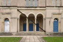 Shilpa Gupta, 1:384943, 2017, acier, plaque en laiton. Vue de l’exposition Drawing in the Dark, CAC - la synagogue de Delme, 2017. Photo : O.H. Dancy. 
