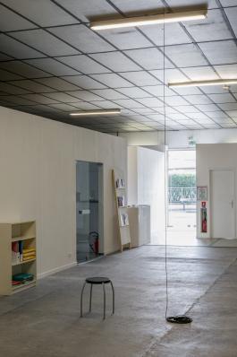 Matthieu Saladin, Évaporation, 2019. Production : BBB centre d’art, Toulouse. Les supports(scénographie d’un mobilier de bureau), 2019. L’écart toutes choses égales parailleurs, 2019. Production: BBB centre d’art, Toulouse. Vue de l’exposition «Temps partiels II. Flextime » au BBB centre d’art, 2019. Curateur & crédit photo : Émile Ouroumov.