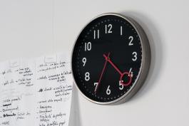 Matthieu Saladin, Horloge lestée, 2019. Production : BBB centre d’art, Toulouse. Vue de l’exposition « Temps partiels II. Flextime » au BBB centre d’art. Curateur & crédit photo : Émile Ouroumov.