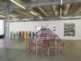 Ana Jotta, vue de l’exposition TI RE LI RE, Centre d’art contemporain d’Ivry – le Crédac, 2016. Au premier plan, Petit cirque, 2016. Photographies imprimées sur toile, peinture et structure en bois. Courtesy de l’artiste et Projecte SD, Barcelone. © André Morin / le Crédac.