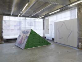 Ana Jotta, vue de l’exposition TI RE LI RE, Centre d’art contemporain d’Ivry – le Crédac, 2016. Au premier plan, Casa, 2016. Impression sur bâche (signalétique de l’exposition A Conclusão da Precedente, 2014), tissu, structure en bois. Au second plan, Sans titre, 2016. Collection d’œuvres imprimées sur tissu. Courtesy de l’artiste et SD Projecte, Barcelone. © André Morin / le Crédac.