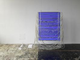 Nina Canell, vue de l’exposition Dolphin Dandelion, Centre d’art contemporain d’Ivry – le Crédac, 2017. © André Morin / le Crédac. Nina Canell, Satin Ions (Blue), 2017. Courtesy galeries Barbara Wien et Daniel Marzona, Berlin.