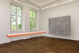Jarbas Lopes Circular Painting, 2006 Toile, peinture acrylique, colle 280 x 17 cm  Elastic Painting, 2017 Elastique, peinture acrylique 250 x 200 cm Courtesy A Gentil Carioca & Luisa Strina Photographie Aurélien Mole