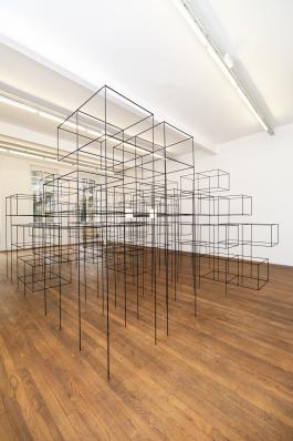 Edit Oderbolz, Second Skin, 2018. Armature en acier, laque, carrelage. Dimensions variables. Courtesy de l'artiste. Photo A. Mole.