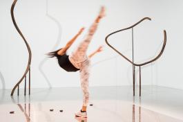 Alex Cecchetti, Tamam Shud : Dance Room, River Stones et Arabesques, 2017, (danseuse : Shihya Peng), Ferme du Buisson, © photo Émile Ouroumov