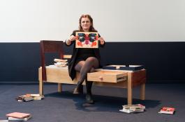 Alex Cecchetti, Tamam Shud : Reading Room, Fleurs d’ennui, 2017, (détective : Julia Kamieniak), Ferme du Buisson, © photo Émile Ouroumov