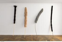 Hedwig Houben Josephine, Amigo, Flash Noir, Popcorn, Palm Beach et Michka, 2017 Mousse et tubes PVC Approx. 400 x 30 x 30 cm Production de La Galerie, Noisy-le-Sec Courtesy de l’artiste et de la galerie Fons Welters, Amsterdam Photo Pierre Antoine