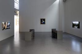 Núria Guell, Un film de Dieu, 2018. Vue de l'exposition «Au nom du Père, de la Patrie et du Patriarcat» (cur. Céline Poulin), Núria Güell, CAC Brétigny, 2018. Photo : © Hélène Mauri.