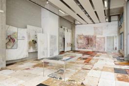 Vue de l’exposition de Mandy El-Sayegh, White Grounds à Bétonsalon - Centre d’art et de recherche, Paris, 2019.Mandy El-Sayegh, TBC Latex Tiles, 2019.  Image © Aurélien Mole. 