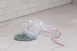 Vue de l’exposition de Julien Creuzet, La pluie a rendu cela possible (…) à Bétonsalon - Centre d’art et de recherche, Paris, 2018. Image © Aurélien Mole.