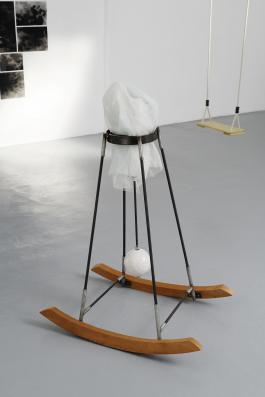 Patricia Belli, Pesadilla, céramique, textile, métal, bois, 2019. Exposition : Patricia Belli, Ser, sin serlo, Villa Vassilieff, Paris, 2019 Photo : Aurélien Mole.