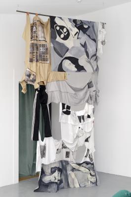 Liv Schulman Sans titre, 2019 Rideau composé  à partir des costumes réalisés pour la série de films Le Goubernement avec l’aide de Carla Magnier. Vue de l'exposition Le Goubernement à la Villa Vassilieff, Paris, 2019. Courtesy Liv Schulman © ADAGP, Paris, 2019, image  : Aurélien Mole