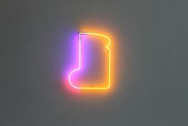 Karlos Gil, Redundancy (Sandwich Club), 2016. Fragments de néons récupérés, verre, gaz néon, cables, plexiglas, transformateur. 85 x 75 cm. Production le 19, Crac. Crédit photos le 19, Crac.