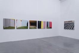 Pascal Poulain, Like an Urban Nudist Colony 1-5, 2016-2020, 5 photographies couleur, 5 x (105 x 131 cm) et The Stairs, 2018-2020, photographie couleur, 100 x 131 cm. Photo Angéique Pichon et le 19 Crac.