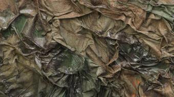 Dala Nasser, Sans titre (détail), 2018, sumac, menthe, charbon, latex liquide, habillage d’échafaudage, résine, 190 x 130 cm. Courtesy de l’artiste. 