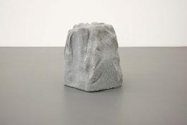   Joana Escoval, There is a fake stone among the other ones, vue de l’exposition Lichens Nevers Lie, La Criée centre d’art contemporain, Rennes, 2016      production : La Criée centre d’art contemporain, Rennes      photo : Benoît Mauras