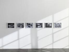 Caecilia Tripp, Sleeping with Books, 2011-2015.  Série de photographies noir et blanc, tirages numériques. Vue de l’exposition Caecilia Tripp, Going Space, Centre d’art contemporain d’Ivry – le Crédac, 2016. © André Morin / le Crédac.