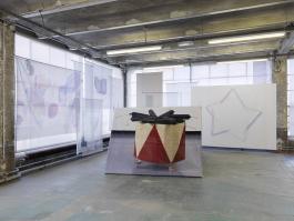 Ana Jotta, vue de l’exposition TI RE LI RE, Centre d’art contemporain d’Ivry – le Crédac, 2016. Au premier plan, Casa, 2016. Impression sur bâche (signalétique de l’exposition A Conclusão da Precedente, 2014), tissu, structure en bois. Au second plan, Sans titre, 2016. Collection d’œuvres imprimées sur tissu. Courtesy de l’artiste et SD Projecte, Barcelone. © André Morin / le Crédac.
