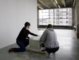 Louise Hervé & Clovis Maillet, vue de la performance L’ingénieure qui transportait des pierres, 2014-2018, au sein de l’exposition Louise Hervé & Clovis Maillet L’Iguane, Centre d’art contemporain d’Ivry – le Crédac, 2018. © Louise Hervé & Clovis Maillet / ADAGP, Paris, 2018. Courtesy Marcelle Alix, Paris. 