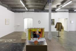 Vue de l’exposition J’aime le rose pâle et les femmes ingrates de Sarah Tritz et 29 artistes invité.e.s, Centre d’art contemporain d’Ivry – le Crédac, 2019. Au premier plan : Sarah Tritz, Notte, 2019. © Sarah Tritz / ADAGP, Paris, 2019. Photo : André Morin / le Crédac.