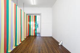 Edit Oderbolz, Colour My Sleep, 2018. Tissu, acier, chaînettes. Screening, 2018. Feuilles d'aluminium. 40 × 40 cm environ chaque. Courtesy de l'artiste. Photo A. Mole.