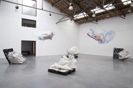 Anita Molinero, Oreos, 2014-2019. 4 citernes en polypropylène et acier galvanisé. Production le 19, Crac. Photo Angélique Pichon et le 19, Crac.