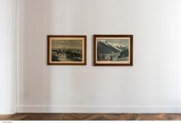 Béatrice Balcou konzeptuellt Wierk, Protokoll (Ask the guardian), 2017 Deux phototypies de l’éditeur Fernand Nathan encadrées 94,5 x 75,5 x 3 cm (Chamonix) et 94,5 x 73,5 x 1,5 cm (L'île de la cité) Courtesy de l’artiste Production La Galerie, centre d'art contemporain de Noisy-le-Sec Photo Pierre Antoine