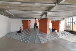 Vue de l’exposition de Benoît-Marie Moriceau, "Rien de plus tout du moins", Centre d’art contemporain d’Ivry – le Crédac, 2014. "Sans titre (le pavillon du gardien)", 2014.