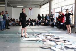 Louise Hervé & Clovis Maillet, vue de la performance Nihil dictum quin prius dictum, 2013-2018, au sein de l’installation The Unnamed Room, 2018. Centre d’art contemporain d’Ivry – le Crédac, 2018. © Louise Hervé & Clovis Maillet / ADAGP, Paris, 2018. Courtesy Marcelle Alix, Paris. 