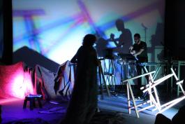 Vue de la performance Fanny Adler & Vincent Madame, Petrichor Amor, 2019, Centre d’art contemporain d’Ivry – le Crédac. Photo : le Crédac