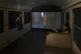 Jérome Fino et Emilien Leroy, Double barre, le métal glisse sur les rails, 2017 © Yohann Gozard