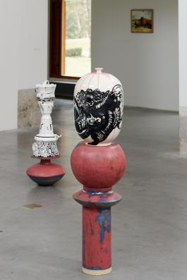 The host (au premier plan), Alexandre&Florentine Lamarche-Ovize, 2017 Vue de l'exposition Les motifs sauvages - Parc Saint Léger Centre d'art Crédit photos : Aurélien Mole