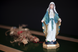 Victoria Klotz, « Save the planet » Vue de l'exposition « Provisions de voyage » Modèle vierge miraculeuse, Figurine. h 22cm © Victoria Klotz. Photo Yohann Gozard