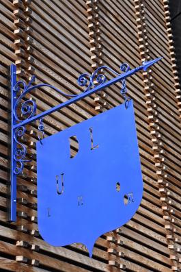 Olivier Millagou, Blue Moon, 2017, enseigne en fer forgé émaillé. Courtesy Galerie Sultana. Crédit photo le 19, Crac